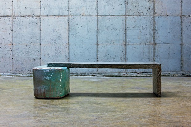 Mesa de concreto e argila esculpida à mão e pintada com camadas de esmalte céladon (Foto: divulgação)
