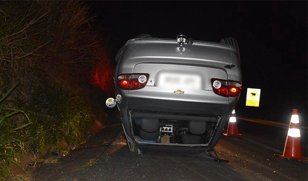 Carro capotou e foi parar no acostamento em Paraguaçu Paulista — Foto: Manoel Moreno/i7 Notícias