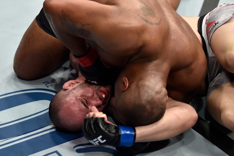 Daniel Cormier nocauteou Volkan Oezdemir no co-evento principal do UFC 220 (Foto: Getty Images)