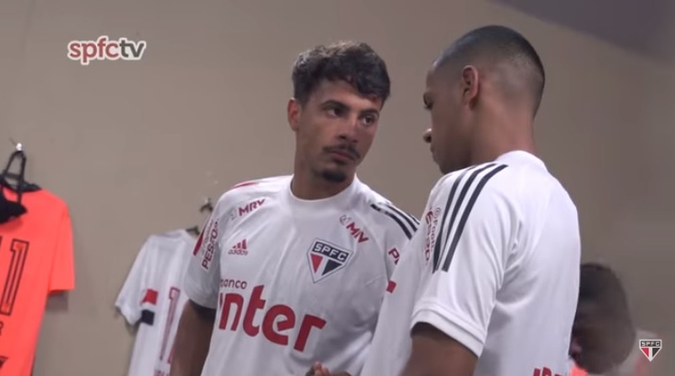 Bruno Alves conversa com Diego Costa e dá dicas no vestiário do São Paulo — Foto: Reprodução SPFCtv