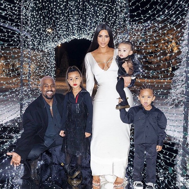 Kim Kardashian e Kanye West com os filhos (Foto: Reprodução/Instagram)