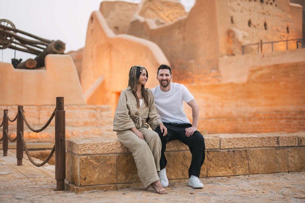 Messi e a mulher, Antonela, em viagem publicitária à Arábia Saudita — Foto: Autoridade de Turismo Saudita