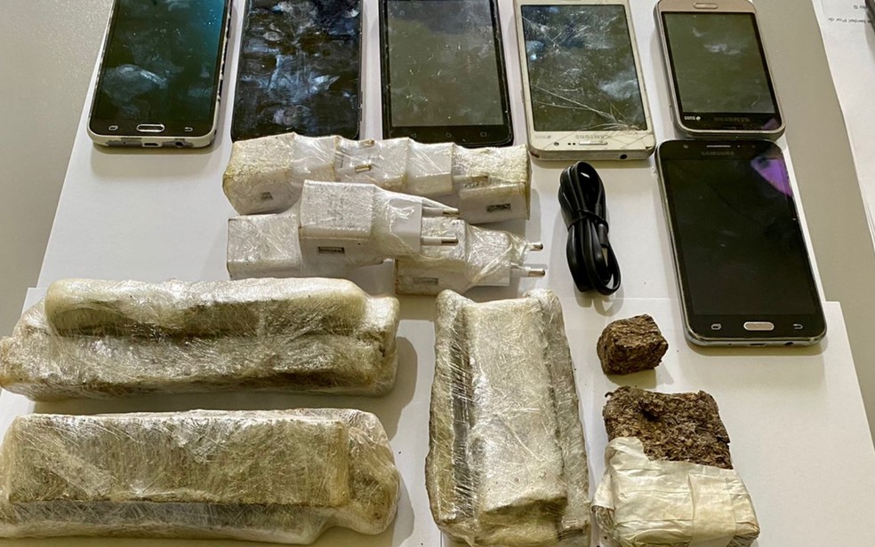 Policiais penais encontraram celulares e drogas em canos de esgoto que seria usado em obra de presídio em Mineiros, Goiás — Foto: Reprodução/DGAP