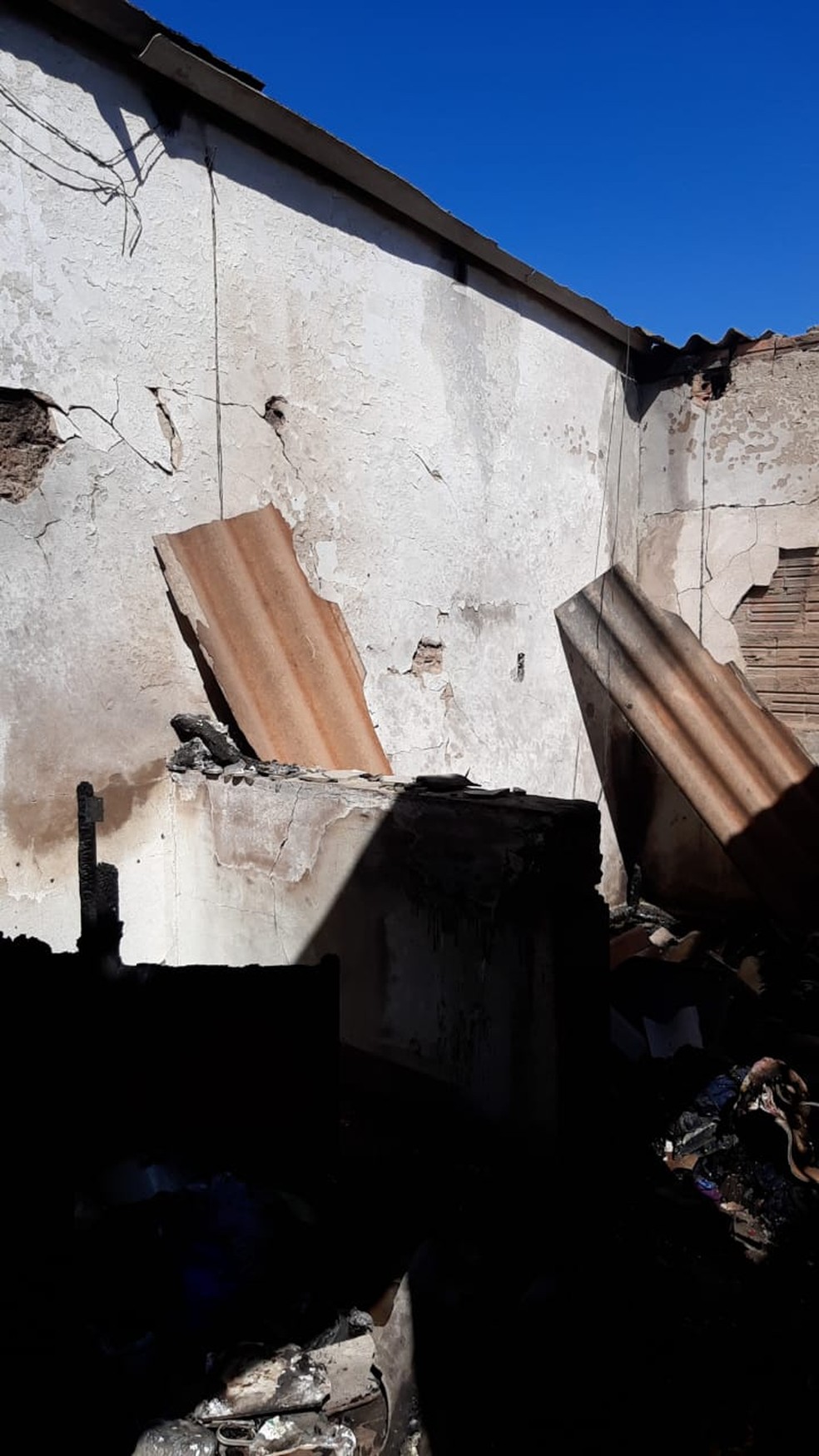 Situação de casa após incêndio no Bairro Shopping Park em Uberlândia — Foto: Corpo de Bombeiros/Divulgação