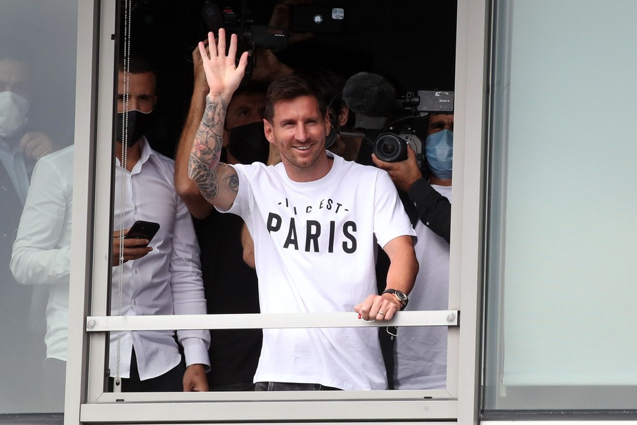 Messi chega a Paris para fazer exames e assinar contrato com o PSG, que faz mistério nas redes