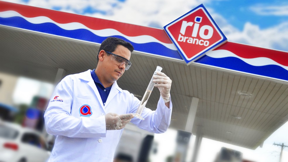 O teste de qualidade do combustível é realizado em todos os postos da Rede Rio Branco — Foto: Arquivo Rio Branco