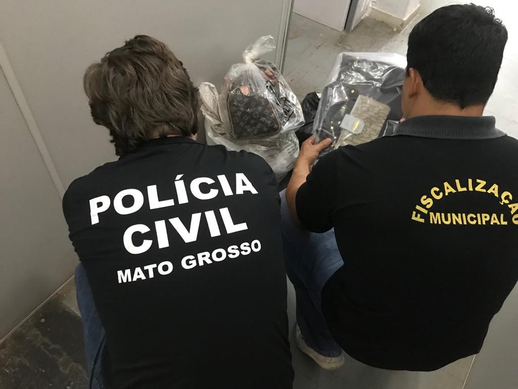 Mais de 230 bolsas e carteiras réplicas de grifes famosas foram apreendidas na sétima fase da operação Fictus, em Cuiabá — Foto: Polícia Civil de Mato Grosso/Assessoria