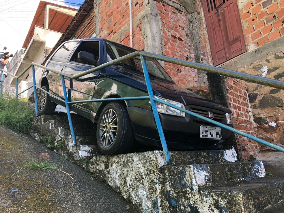 Carro cai em escada e interdita passagem de moradores no Candeal, em Salvador  — Foto: Anderson Ferreira/TV Bahia