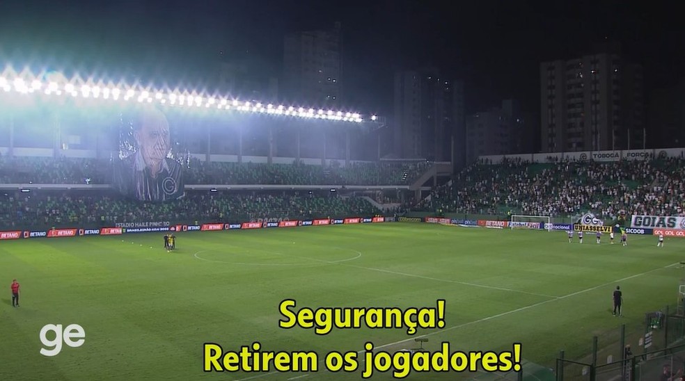 Locutor da Serrinha pede que seguran&ccedil;a tire jogadores do Flamengo de campo ap&oacute;s jogo; v&iacute;deo &mdash; Foto: Reprodu&ccedil;&atilde;o