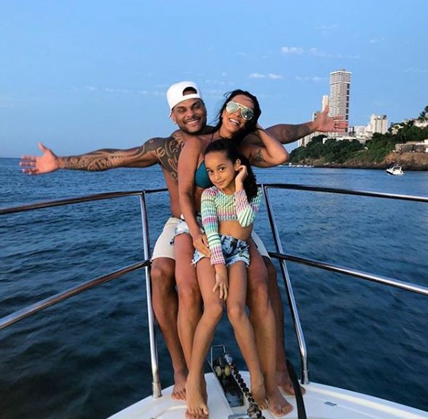 Scheila Carvalho com o marido, Tony Salles, e a filha, Giulia (Foto: Reprodução/Instagram)