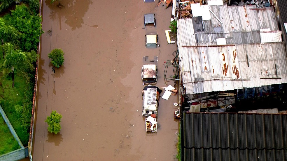 Chuva causa alagamentos e avenidas ficam intransitáveis no ABC São Paulo G1