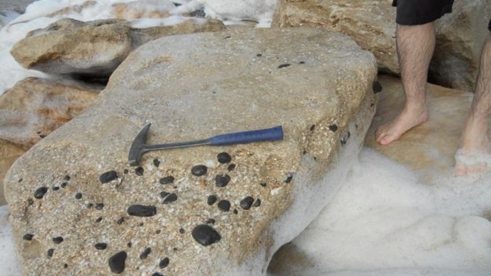 Rochas podem ser utilizadas para indicar antigos níveis do mar — Foto: Kátia Leite Mansur/BBC