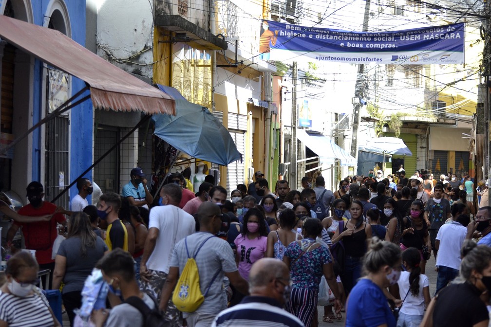 20 de junho - Movimentação de pessoas no comércio de rua em Recife, Pernambuco, na tarde deste sábado (20) — Foto: Lidianne Andrade/Myphoto Press/Estadão Conteúdo