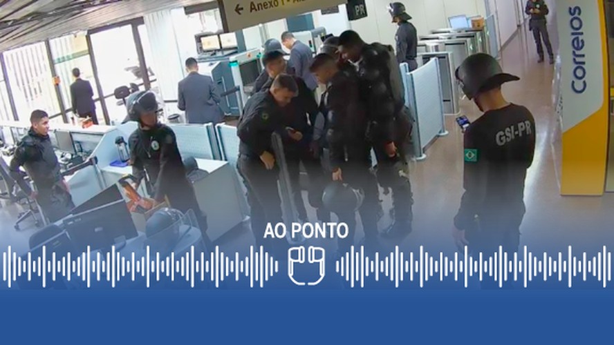 Agentes do GSI usam o celular, descansam e sorriem em área do Palácio do Planalto, durante invasão de golpistas no dia 8 de janeiro
