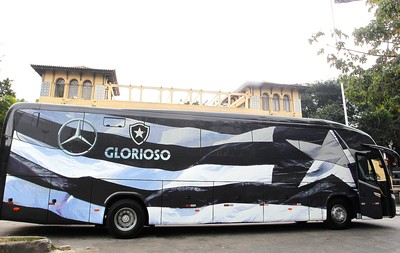 novo ônibus Botafogo (Foto: Wagner Meier / Agif)
