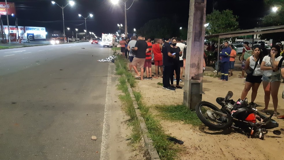 O corpo da vítima foi arremessado metros adiante após colisão — Foto: Sérgio Henrique Santos/Inter TV Cabugi