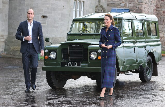 EDINBURGH, SCOTLAND - MAY 26: Prince William, Duke of Cambridge and Catherine, Duchess of Cambridge arrive in a Land Rover Defender that previously belonged to Prince Philip, Duke of Edinburgh to host NHS Charities Together and NHS staff at a unique drive (Foto: Getty Images)