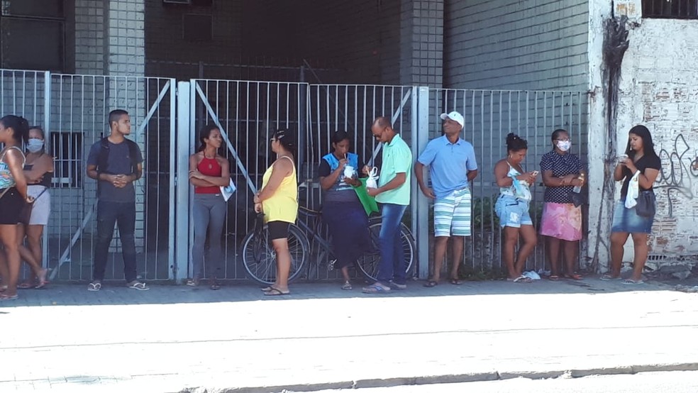 Fila em frente a agência da Caixa em Afogados, zona oeste do Recife — Foto: Reprodução/WhatsApp