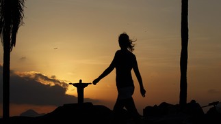 Caminhada matinal no calçadão de Copacabana — Foto: Custodio Coimbra/Agência O Globo