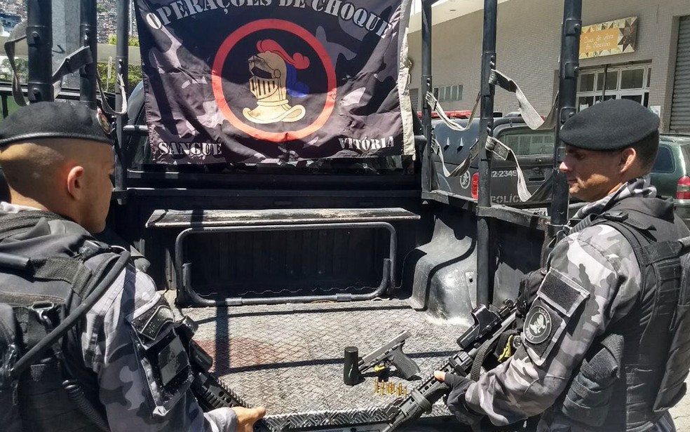 Homem estava com granada e pistola, segundo a PM (Foto: Divulgação PM)
