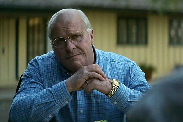 O ator Christian Bale em cena de Vice, como o ex-vice-presidente dos EUA Dick Cheney (Foto: Reprodução)