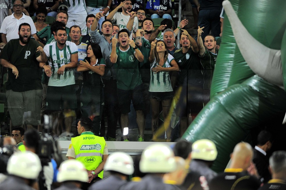 Arbitragem sai de campo hostilizada por torcedores do Palmeiras (Foto: Marcos Ribolli)