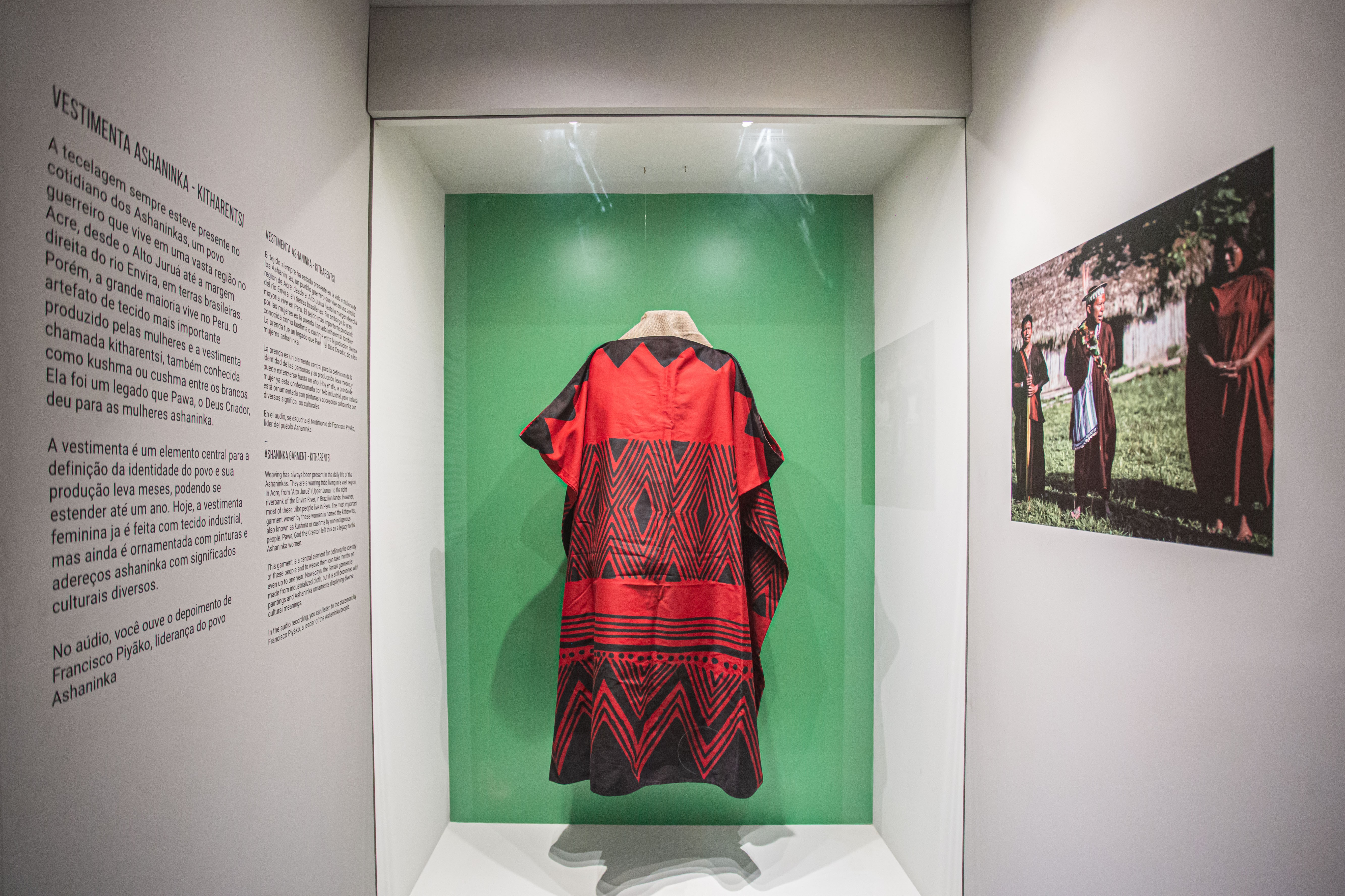 Parte da exposição que mostra vestimenta utilizada pelo povo Ashaninka (Foto: Albert Andrade/Divulgação)