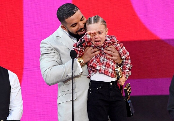 O rapper Drake com o filho, Adonis, no palco do Billboard Music Awards 2021, após ele ser premiado com o troféu de Artista da Década (Foto: Getty Images)