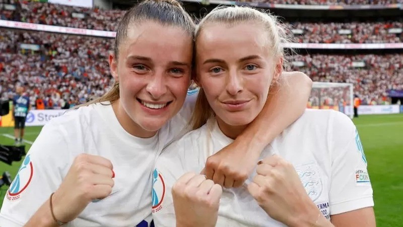 Ella Toone e Chloe Kelly, jogadoras da Inglaterra comemorando o título (Foto: GETTY IMAGES via BBC)