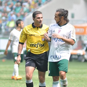 Valdivia árbitro Palmeiras Botafogo-SP Crefisa (Foto: Bruno Olivieri / Agência Estado)