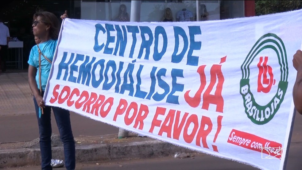 Pacientes renais crônicos de Pinheiro protestaram pela falta de uma clínica de hemodiálise na cidade. (Foto: Reprodução/TV Mirante)