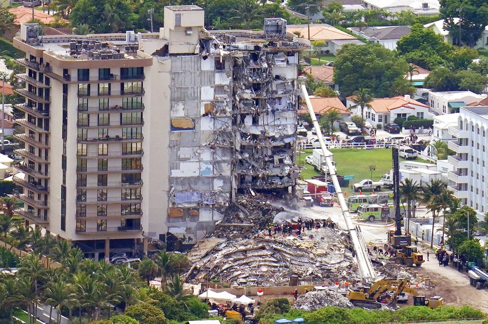 Escombros de parte do prédio que desabou em Surfside, na região de Miami, em foto de sábado (26) — Foto: Gerald Herbert/AP