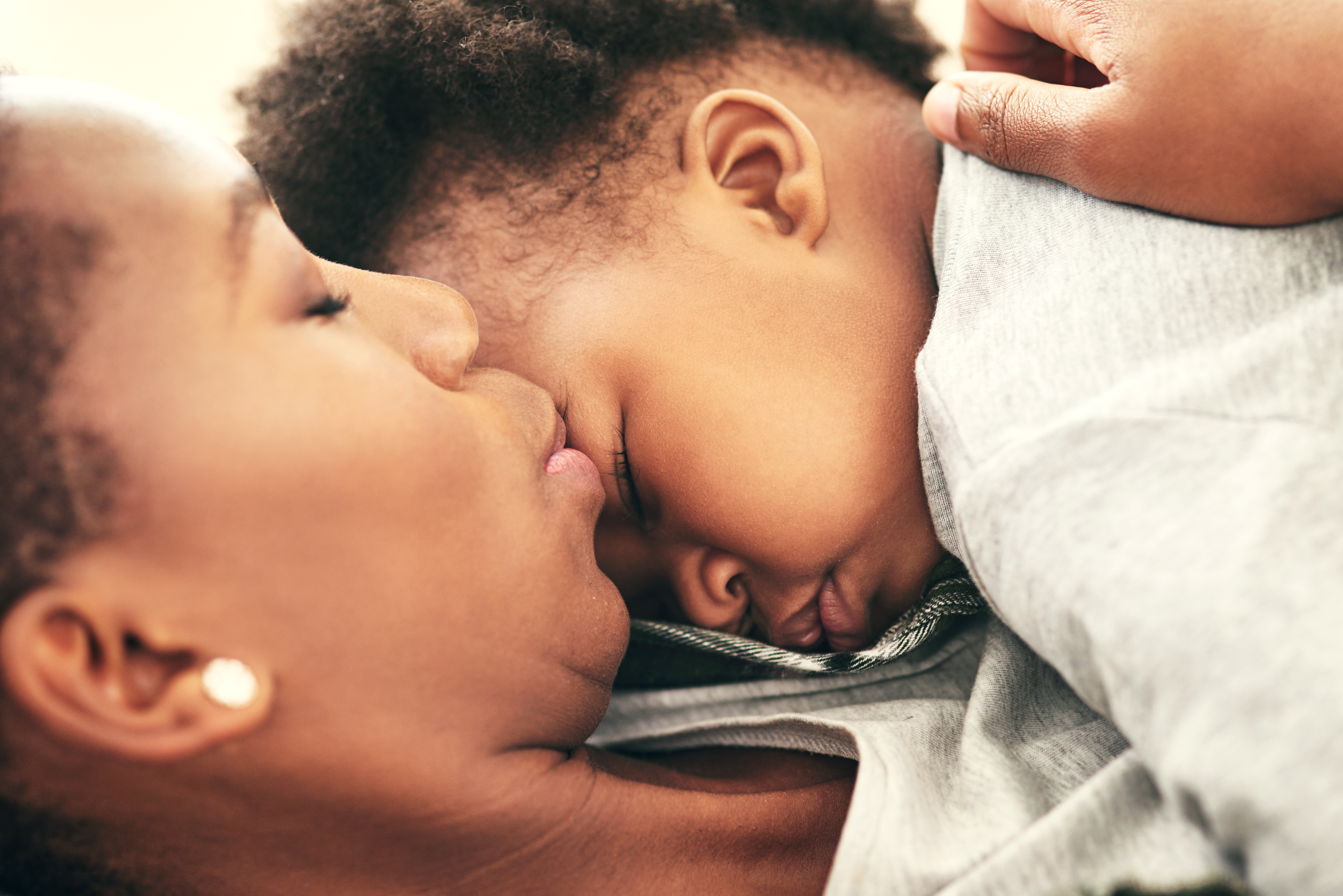 Mãe abraçando bebê  (Foto: Getty Images)