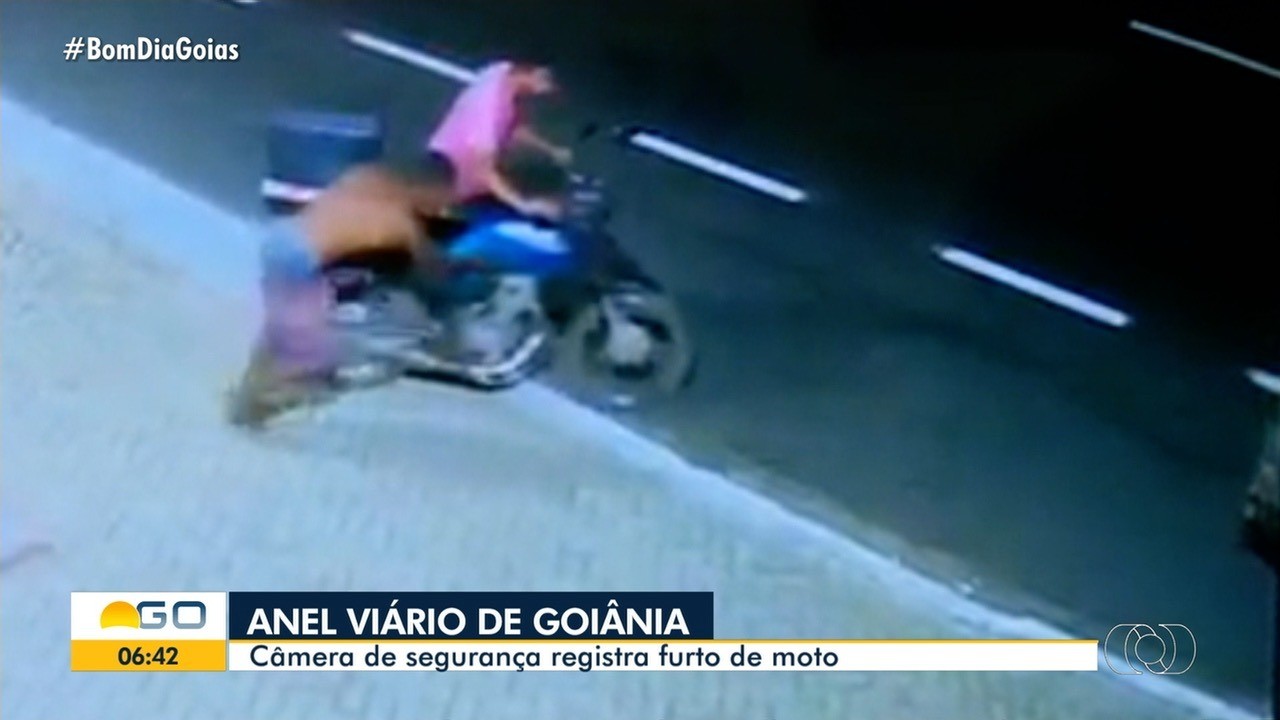 Vídeo mostra dupla furtando moto no Anel Viário, em Goiânia