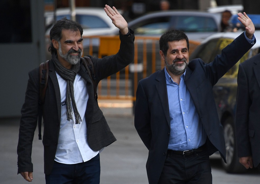 Líderes separatistas catalães Jordi Sánchez e Jordi Cuixart acenam ao chegar na Suprema Corte em Madri, em imagem de arquivo (Foto: GABRIEL BOUYS / AFP)