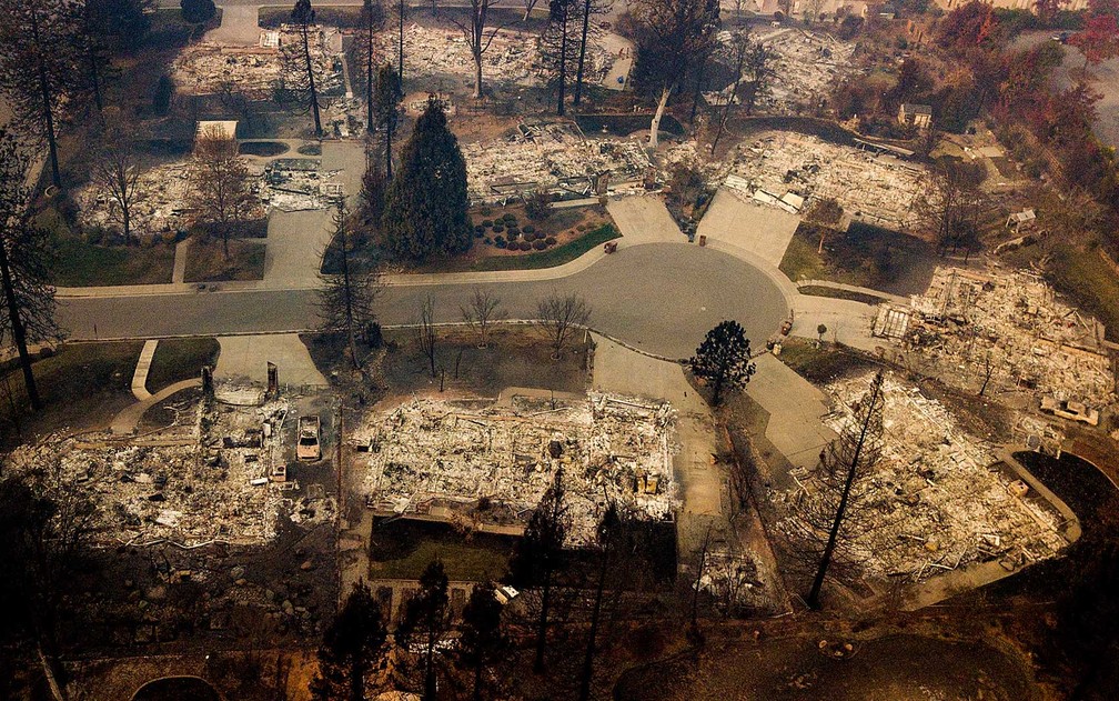 Bairro totalmente dizimados pelas chamas em Paradise, Califórnia — Foto: Noah Berger / AP Photo