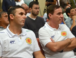 O auxiliar-técnico Paulo Cezar Jaú e o técnico Régis Marrelli, ambos do São José Basquete (Foto: Danilo Sardinha/Globoesporte.com)