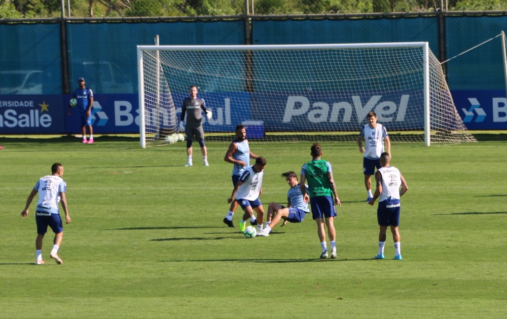 Renato comanda treino visando o clássico e mantém mistério do time que vai à campo