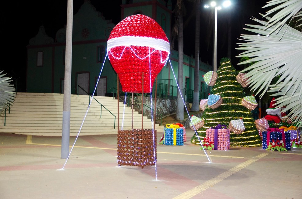 Praças de Pereiro são decoradas com material reciclável neste Natal  — Foto: Divulgação/Prefeitura de Pereiro