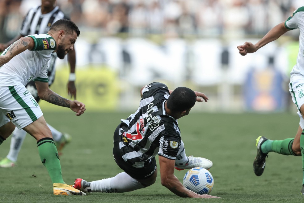 Hulk vai ao chão na tentativa de ataque do Atlético-MG diante do América-MG — Foto: Pedro Souza / Atlético
