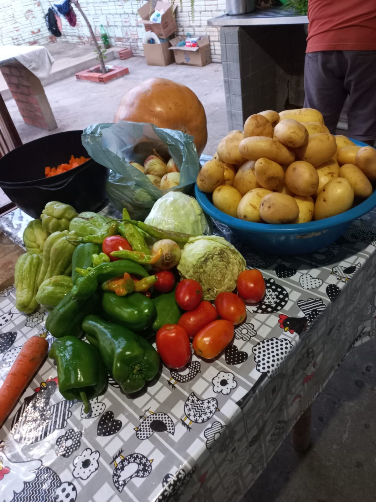 Projeto cria moeda própria para ajudar na produção de sopa para moradores em bairro de Teresina