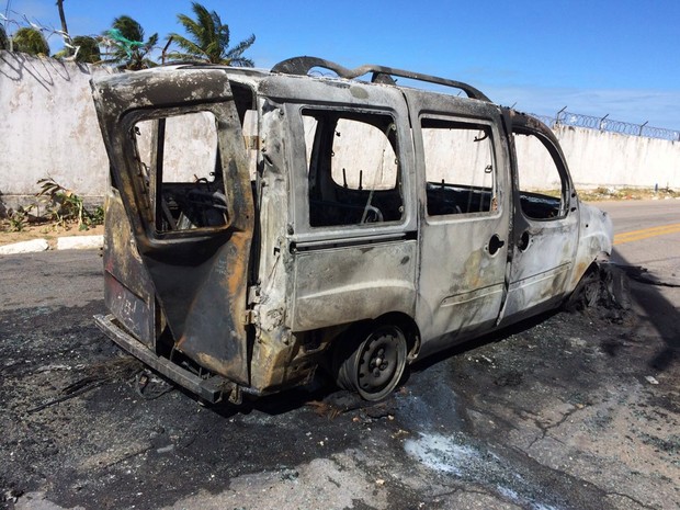 Carro da Urbana foi incendiado durante ataque no bairro de Mãe Luíza, na Zona Leste de Natal (Foto: Michelle Rincon/ Inter TV Cabugi)