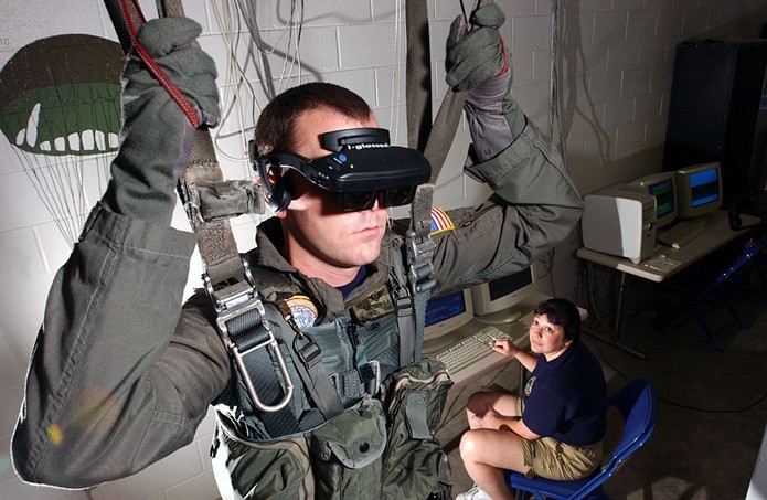 Soldado norte-americano em treinamento simulado de salto de paraquedas (Foto: Reprodução / Wikipédia)