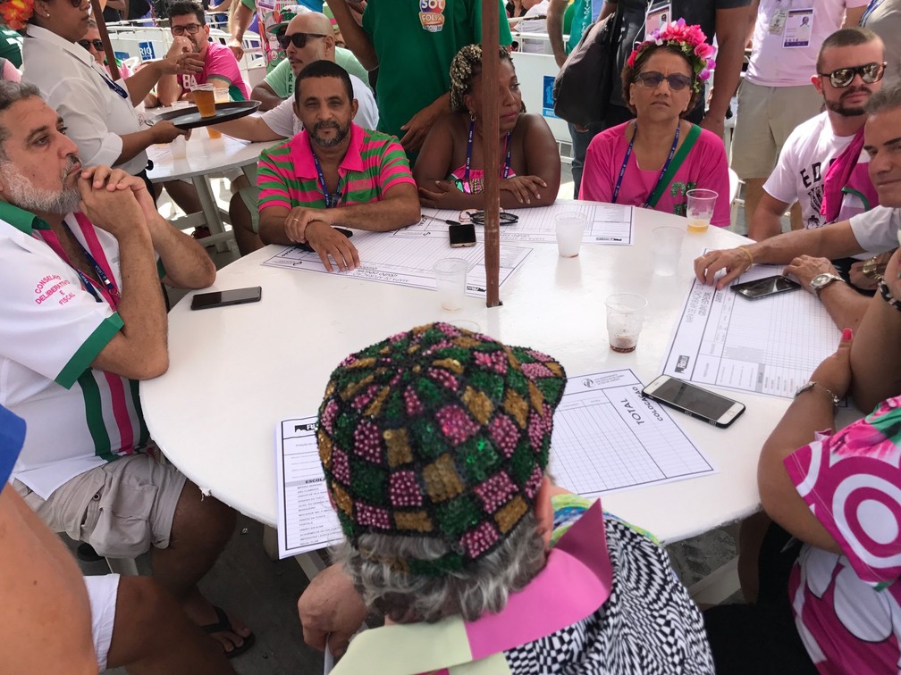 Integrantes da Mangueira já posicionados para o começo da apuração (Foto: Cristiana Boeckel/G1)