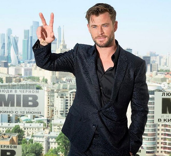 Chris Hemsworth revela se mantém amizade com atores de 'Os Vingadores' e  elogia surfistas brasileiros