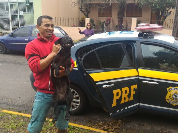 Dono do animal celebra o resgate pela PRF  (Foto: Divulgação/PRF)