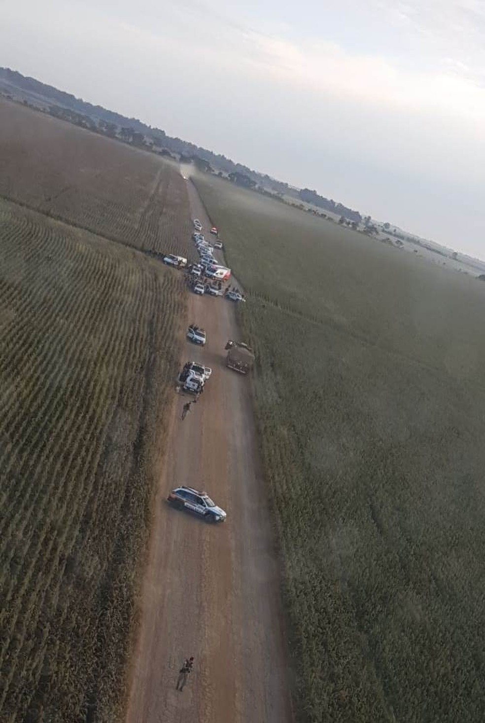 PM faz cerco no local onde criminosos fizeram sete reféns — Foto: Polícia Militar/Divulgação