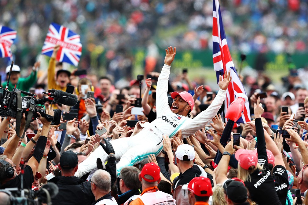 Lewis Hamilton nos braços do povo em Silverstone — Foto: Getty Images