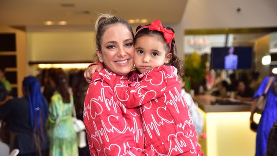 Ticiane Pinheiro desfila com a filha Manuella em São Paulo; veja fotos 