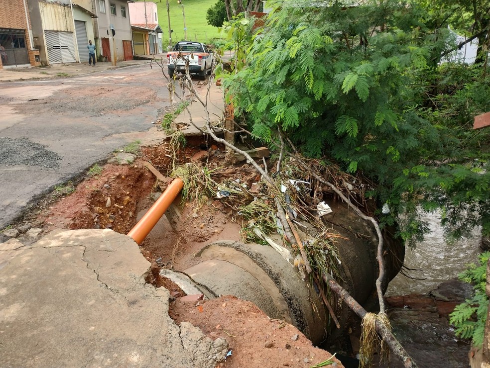 Calçada foi levada pela chuva em Piracicaba e rede de água ficou exposta — Foto: Divulgação/prefeitura